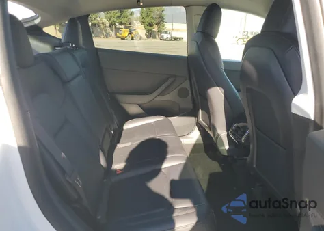 2021 Tesla Model Y z USA, uszkodzony, nr VIN 5YJYGDEE0MF303765